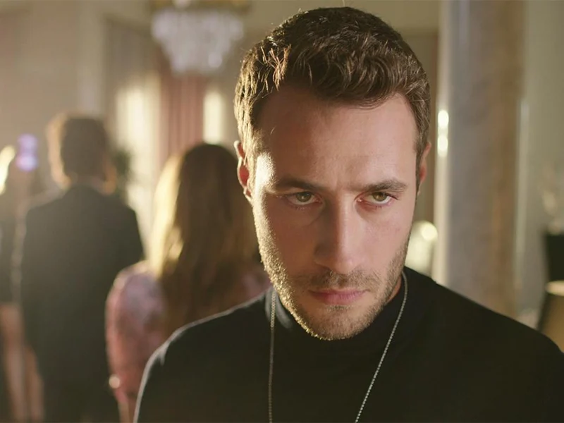 Quem é Ozan Dolunay, intérprete de İlker em Conheço Você?