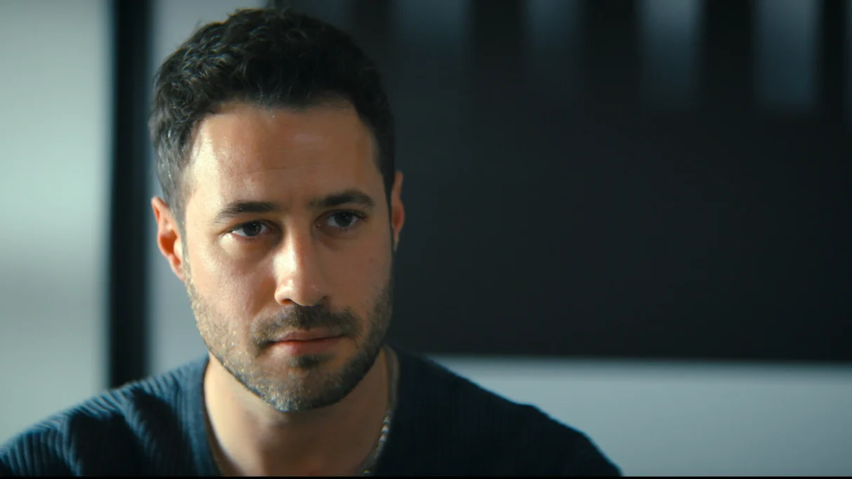 Quem é Ozan Dolunay, intérprete de İlker em Conheço Você?