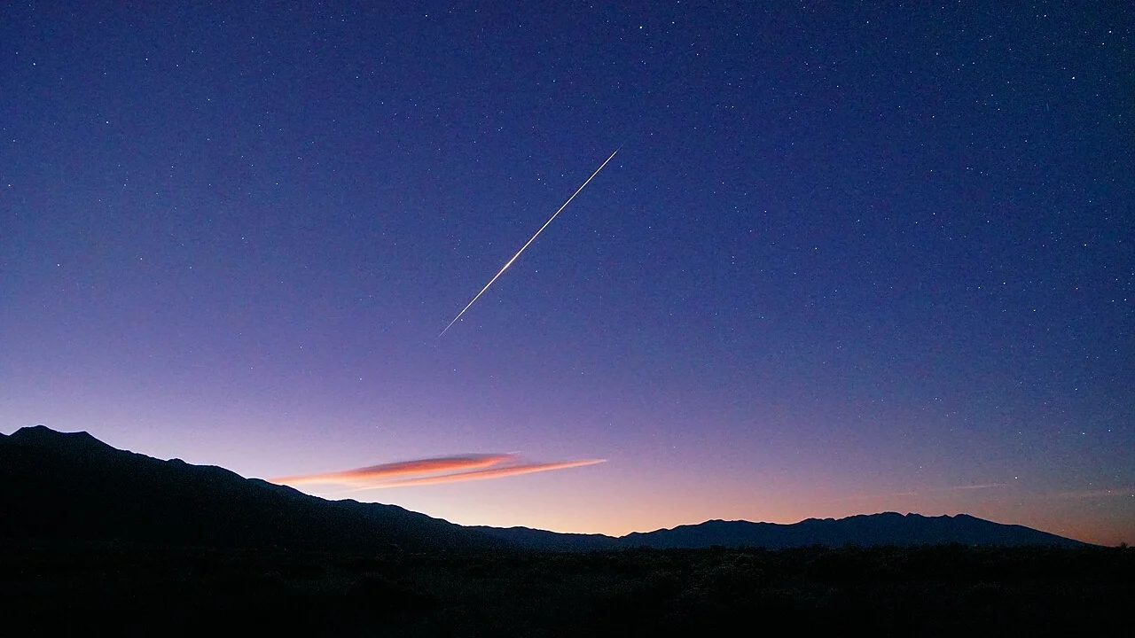 Imagem impressionante registra meteoros do cometa Halley