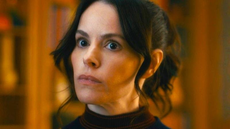 Emily Hampshire revela a evolução da inteligência artificial E.D.I.T.H. em VisionQuest