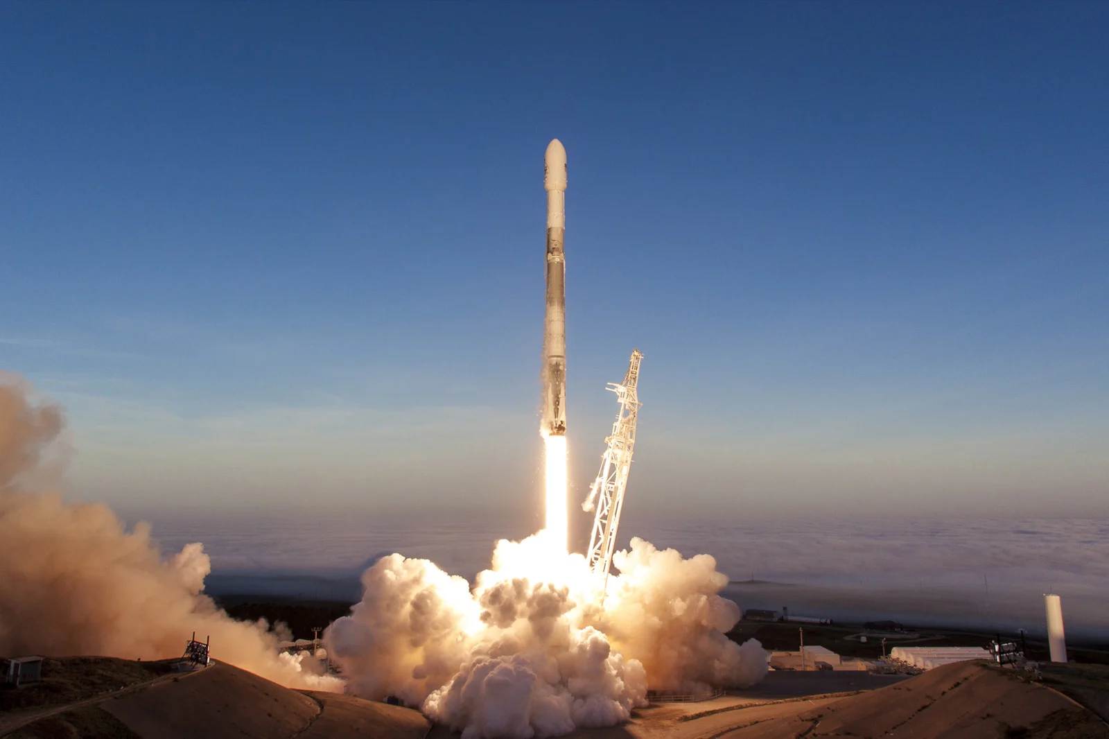Google lança chips de inteligência artificial ao espaço em missão da SpaceX