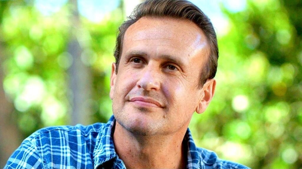 Jason Segel revela que série Shrinking pode continuar por muitas temporadas após renovação da 4ª temporada