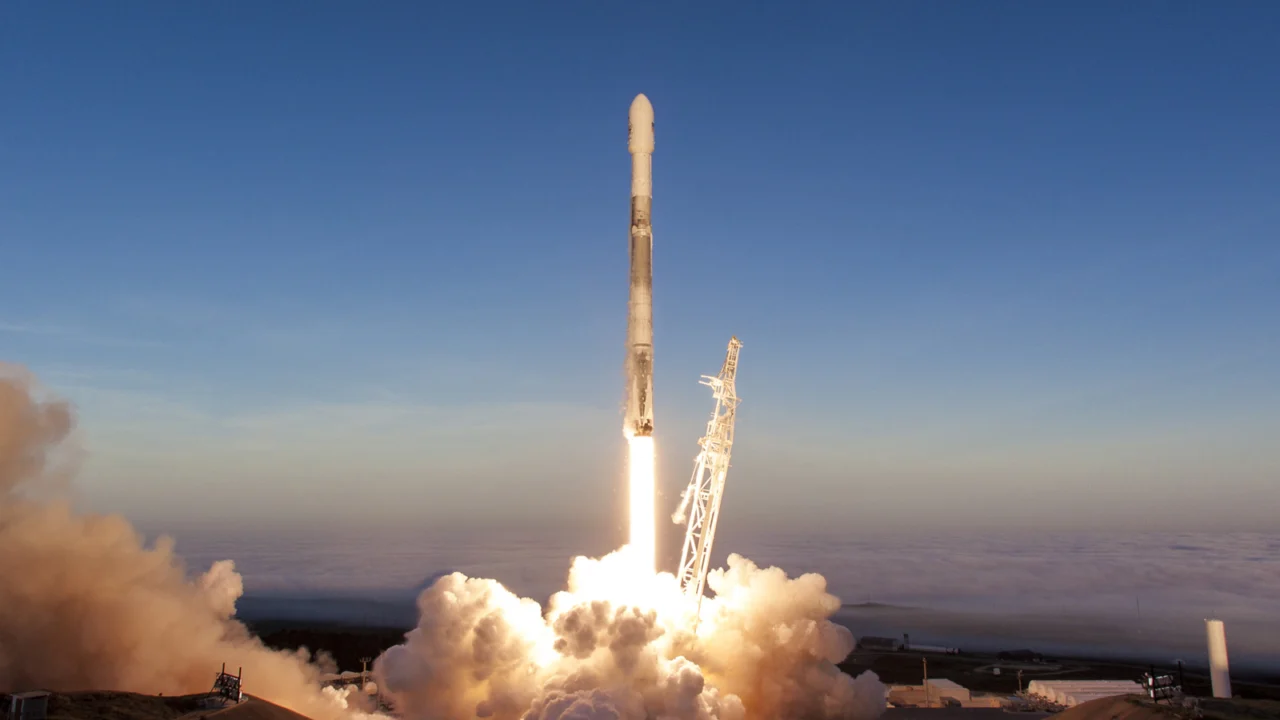 Google lança chips de inteligência artificial ao espaço em missão da SpaceX